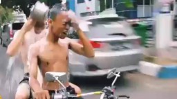 Dua Pelajar Mandi Sambil Naik Motor di Kota Pasuruan, Ini Kata Polisi
