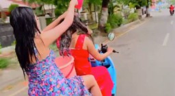 Dua Cewek Seksi Mandi Sambil Naik Motor Bakal Ditindak Tegas Polisi