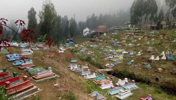 Melihat Keunikan Makam di Pasuruan yang Berwarna