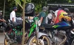 Diduga Mainkan Gas Motor, Seorang Biker Dicegat dan Ditampar Sandal