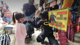 Bukan Tangkap Joker, Batman di Pasuruan ini Bagikan Masker ke Warga