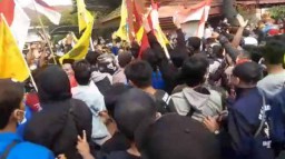 Demo Tolak Omnibus Law, Mahasiswa di Kota Mojokerto Tutup Jalan Raya