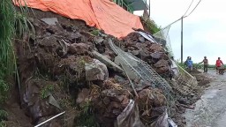 Plengsengan Rumah Ambrol Tutup Akses Jalan ke Gunung Bromo