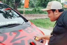 Dukung Yoko-Nisa, Milenial di Mojokerto ini Coret Mobil Kesayangannya