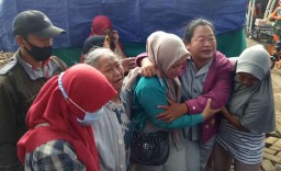 Nenek-Cucu Korban Luapan Sungai Pasuruan Dimakamkan, Keluarga Histeris