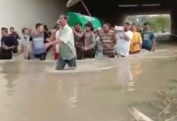 7 Hari Tak Surut, Warga Jombang Gotong Keranda Jenazah Terjang Banjir