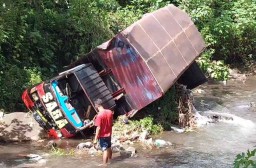 Tabrakan 2 Truk hingga Terjun ke Sungai Sedalam 15 Meter, 3 Orang Terluka
