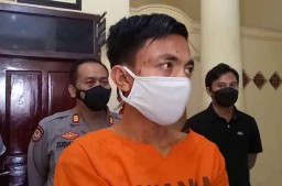 Kabur dan Terjebak di Gang Buntu, Maling Motor ini Pasrah Dihajar Warga