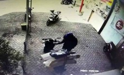 2 Pelaku Curi Motor Milik Kurir dan Puluhan Paket di Pasuruan Terekam CCTV