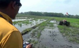 Traktor 'Hantu', Inovasi Petani Pasuruan Bajak Sawah dengan Remote Control
