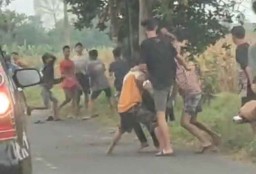 Viral Video Puluhan Remaja Tawuran Disebut di Jombang