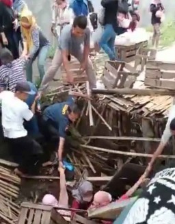 Viral Emak-emak Jatuh ke Kali saat Makan Soto Disebut di Surabaya