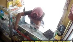 Dianggap Orang Gila, Pria ini Terekam CCTV Mencuri Hp di Konter Magetan