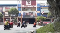 Hati-hati, Polresta Malang Pajang Foto Pelanggar Lalu Lintas di Videotron