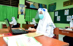 PTM di Surabaya Digeber September 2021, Siswa Tak Diwajibkan Beli Seragam Baru