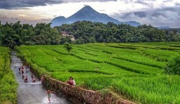 Serunya Bermain Seluncur Air di Kaki Gunung Penanggungan Mojokerto