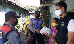 Polisi Beri 250 Sembako ke Warga Terdampak Corona di Sukolilo Surabaya