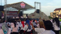 Ribuan Emak Pendukung 01 dan 02 di Tulungagung Bersatu dalam Senam