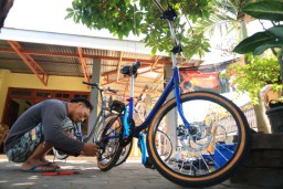 Gagal Merantau ke Malaysia, Pria ini Buka Bengkel Sepeda Minion