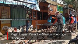Video: Pagar Depan Pasar Eks Stasiun Ponorogo Dibongkar