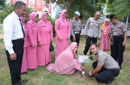 Tanam Pohon 'Cinta', Syarat Wajib Polisi di Situbondo Sebelum Nikah