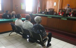 Enam Terdakwa Kasus Jalan Raya Gubeng Ambles Divonis Bebas