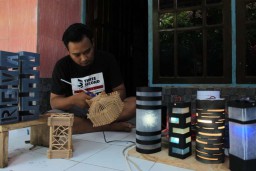Cerita Sopir Travel di Jombang yang Kini Tekuni Kerajinan Lampu Hias