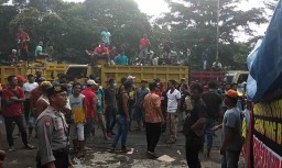 Ratusan Truk yang Blokade Jalan Ahmad Yani Banyuwangi Bubarkan Diri