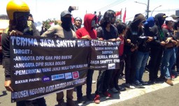 Hii... Ada Spanduk Horor dalam Demo 26 September Surabaya