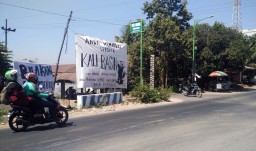 Protes Pembuangan Limbah, Warga di Pasuruan Pasang Spanduk Sindiran