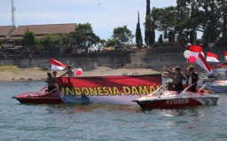 25 Speed Boat Kirab Bendera Merah Putih Keliling Telaga Sarangan
