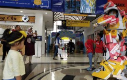 Ada Robot Transformers di Stasiun Gubeng: Sapa & Hibur Para Penumpang