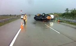Kecelakaan di Tol Sumo, Mobil Fortuner Terbalik