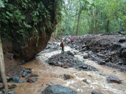 Video: Aneh! Sungai di Banyuwangi Ini Alirkan Batu dan Lumpur