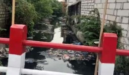 Sungai Penuh Sampah ini Disebut Tak Pernah Disentuh Pemkot Surabaya