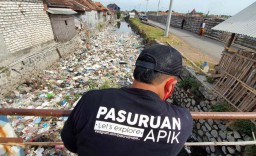 Kapan Tumpukan Sampah di Sungai Tambak Lekok Pasuruan Diatasi?