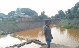 Diduga Tercemar Limbah, Air Sungai Gembolo Mojokerto Berminyak