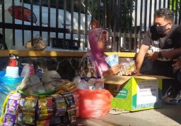 Pengusaha Muda di Surabaya Berbagi Sembako ke Warga Terdampak Covid-19