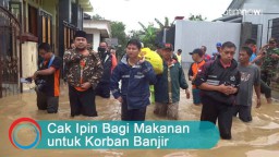 Video: Cak Ipin Bagi Makanan untuk Korban Banjir