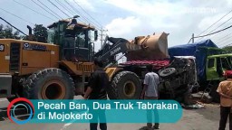 Video: Pecah Ban, Dua Truk Tabrakan di Mojokerto