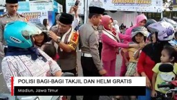 Video: Polisi di Madiun Bagi-bagi Takjil dan Helm Gratis