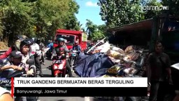 Video: Truk Gandeng Bermuatan Beras Terguling