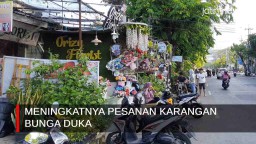 Video: Meningkatnya Pesanan Karangan Bunga Duka di Surabaya