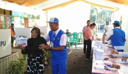 Petugas TPS di Pasuruan ini Berseragam Ala Pelajar TK & Bagikan Permen