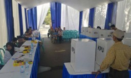 TPS Tempat Soekarwo Mencoblos Bernuansa Biru Putih