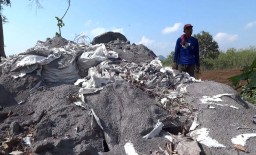 Puluhan Karung Berisi Limbah Diduga B3 Dibuang di Tulungagung