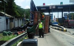 Truk Tronton Terbalik Setelah Tabrak Gerbang Tol Waru