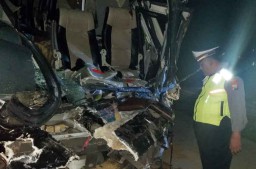 Bus Pariwisata Seruduk Truk di Tol Ngawi, ini Identitas Korban