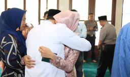 Berlinang Air Mata, Tahanan ini Nikahi Kekasihnya di Kantor Polisi