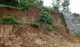 Talut Penyangga Jalan di Plaosan Magetan Ambrol